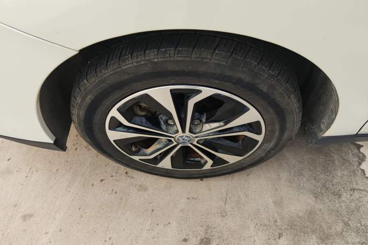 Used Venucia D60EV 2022 Standard Range Smart Drive Version Left Front Wheel Hub