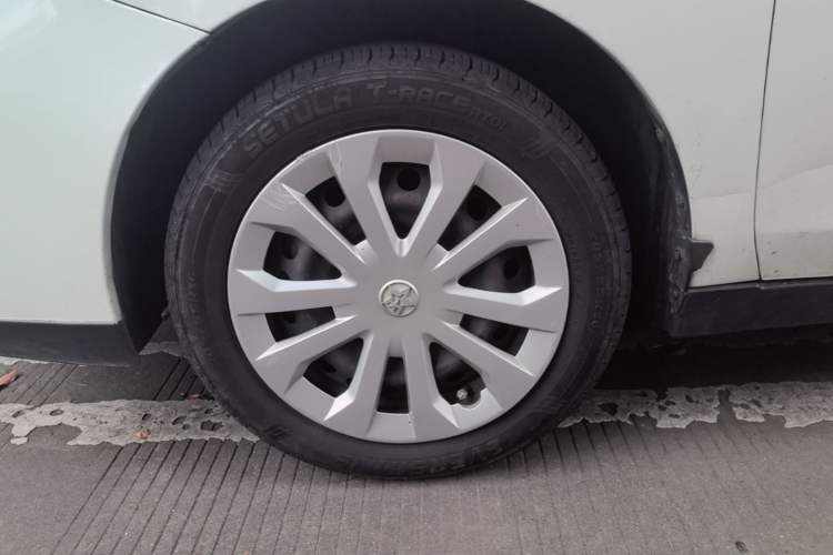 Used Venucia D60EV 2022 Standard Range Smart Drive Version Left Front Wheel Hub