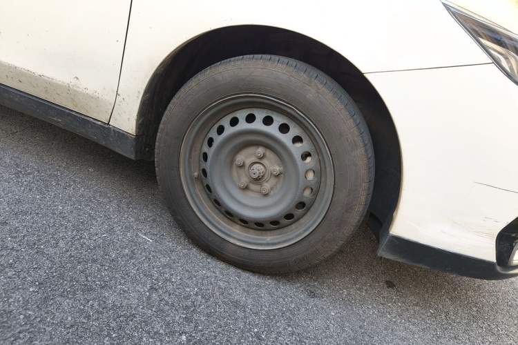Used Venucia D60EV 2022 Standard Range Smart Drive Version Right Front Wheel Hub