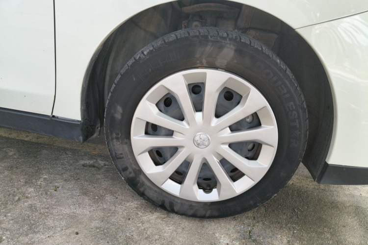Used Venucia D60EV 2022 Standard Range Comfort Edition Right Front Wheel Hub