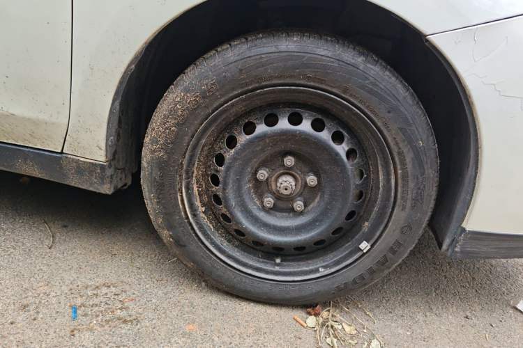 Used Venucia D60EV 2022 Standard Range Smart Drive Version Right Front Wheel Hub