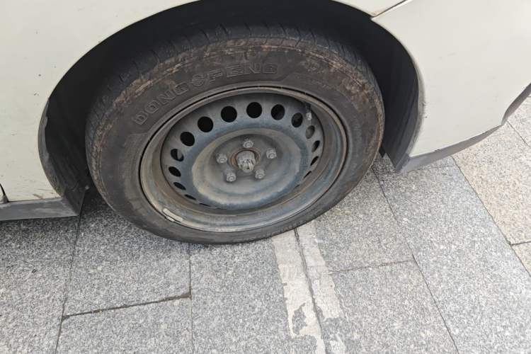 Used Venucia D60EV 2022 Standard Range Smart Drive Version Right Front Wheel Hub