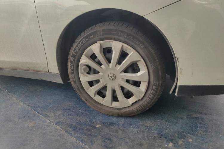 Used Venucia D60EV 2022 Standard Range Smart Drive Version Right Front Wheel Hub