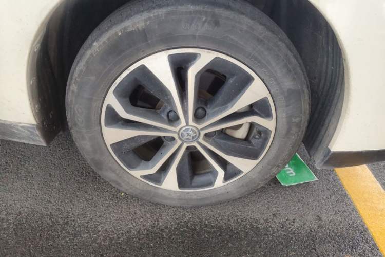 Used Venucia D60EV 2022 Standard Range Smart Drive Version Right Front Wheel Hub