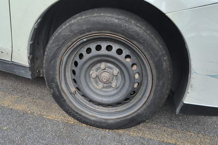 Used Venucia D60EV 2022 Standard Range Smart Drive Version Right Front Wheel Hub