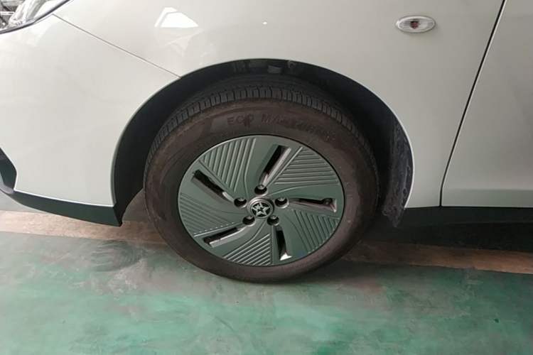 Used Venucia D60EV 2023 PLUS Comfort Edition SI Model Left Front Wheel Hub