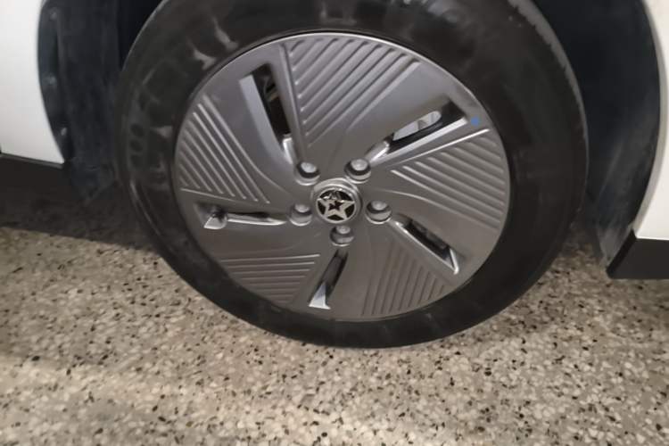 Used Venucia D60EV 2023 PLUS Comfort Edition SI Model Right Front Wheel Hub