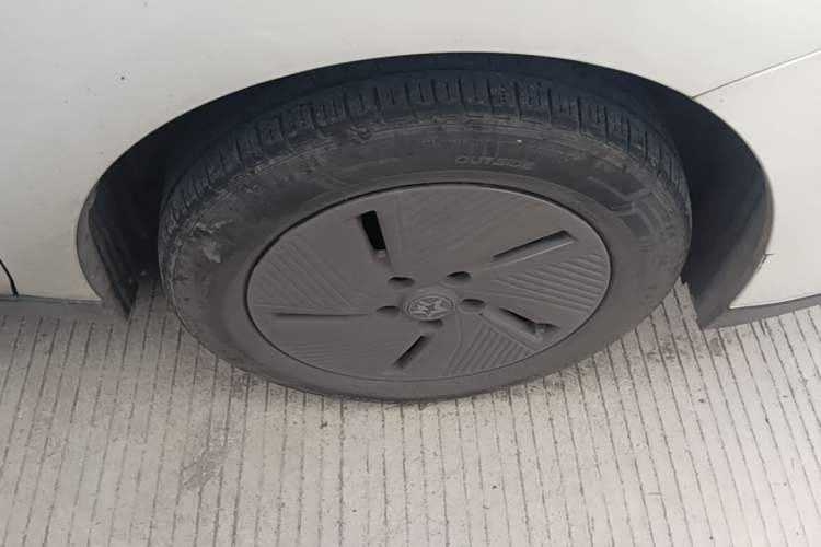 Used Venucia D60EV 2023 PLUS Comfort Edition RJ Model Right Front Wheel Hub