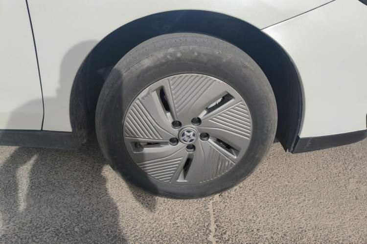 Used Venucia D60EV 2023 PLUS Comfort Edition SI Model Right Front Wheel Hub