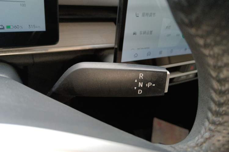 Used Venucia VX6 2023 520 Max Gear Lever