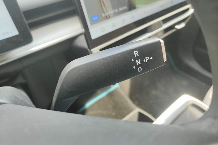 Used Venucia VX6 2023 520 Max Gear Lever