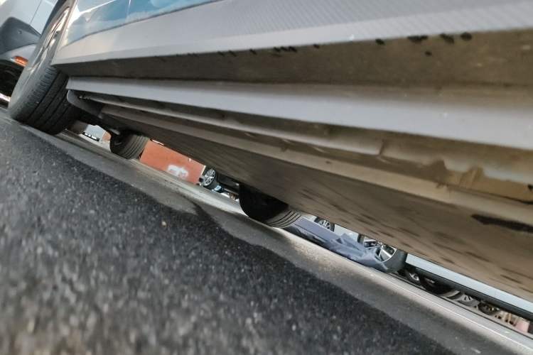 Used Venucia VX6 2023 520 Max Right Side Sill