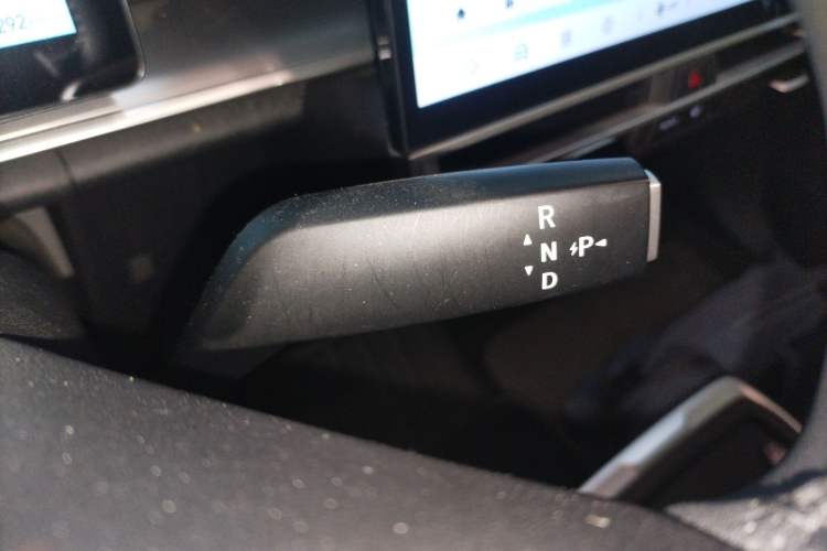 Used Venucia VX6 2023 520 Pro Gear Lever
