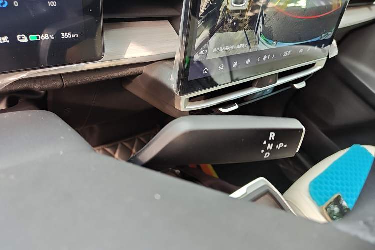 Used Venucia VX6 2023 520 Max Gear Lever