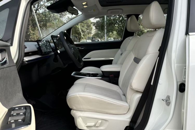 Used Venucia VX6 2023 520 Max Interior 3