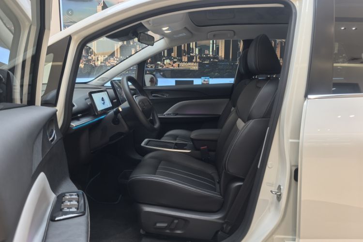 Used Venucia VX6 2023 520 Max Interior 6