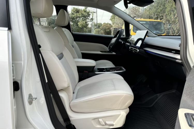 Used Venucia VX6 2023 520 Max Right Front Seat