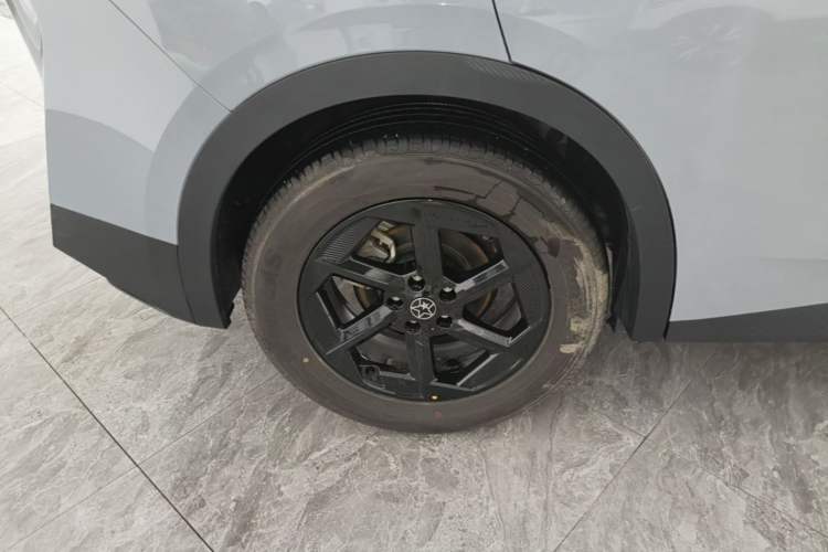 Used Venucia VX6 2024 450 Executive Edition Right Rear Wheel Hub