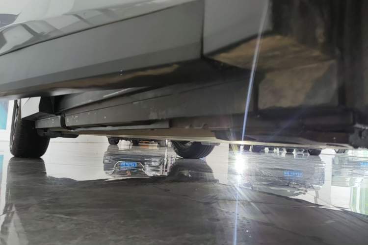 Used Venucia VX6 2024 450 Executive Edition Right Side Sill