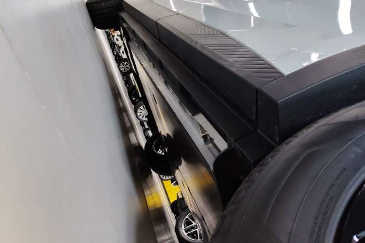 Used Venucia VX6 2024 450 Travel Edition Left Side Sill