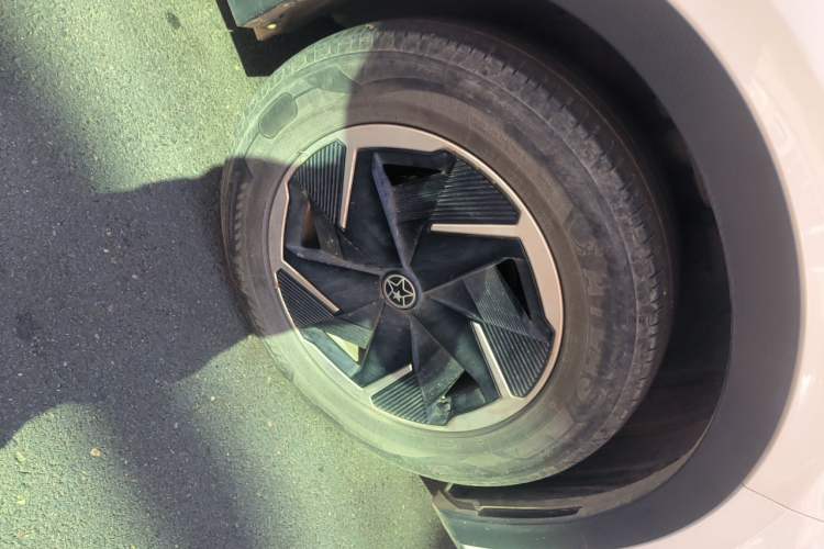 Used Venucia VX6 2024 520 Travel Edition Right Front Wheel Hub