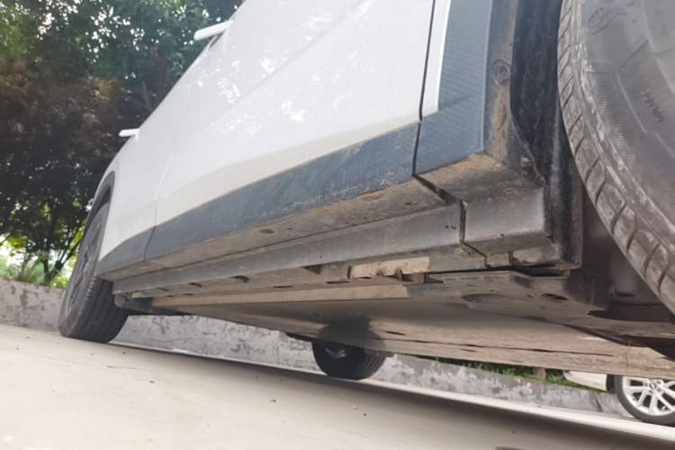 Used Venucia VX6 2024 450 Travel Edition Right Side Sill