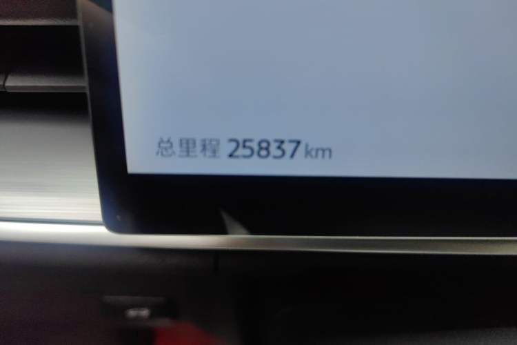 Used Venucia VX6 2025 Large Flat-Layout 520 Pro Odometer Close Up