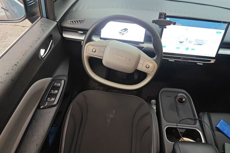 Used Venucia VX6 2025 Large Flat-Layout 520 Pro Steering Wheel