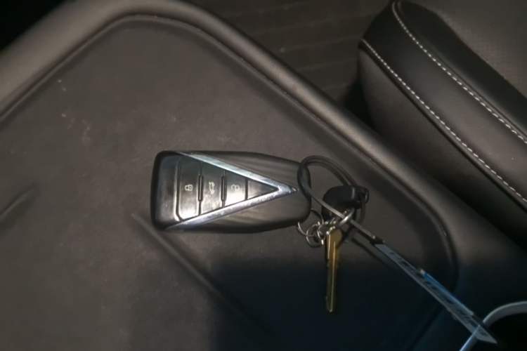 Used Venucia VX6 2025 Large Flat-Layout 520 Pro Vehicle Key