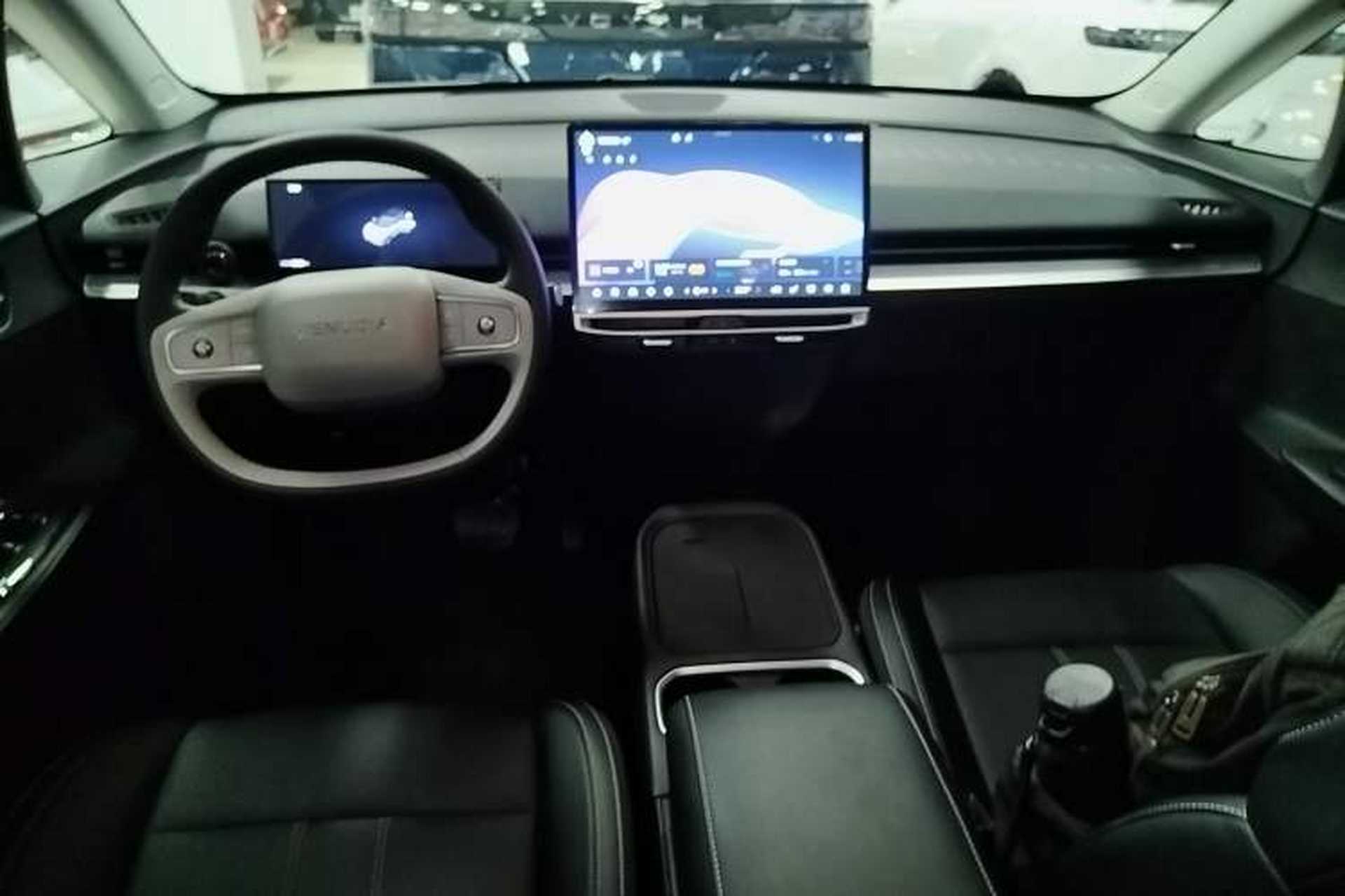 Used Venucia VX6 2025 Large Flat-Layout 520 Pro Center Console