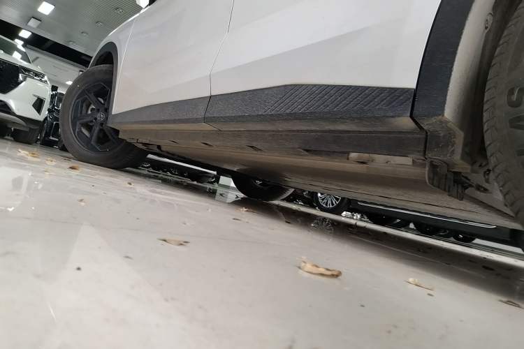 Used Venucia VX6 2025 Large Flat-Layout 520 Pro Left Side Sill