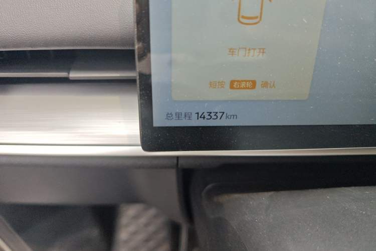 Used Venucia VX6 2025 Large Flat-Layout 520 Pro Odometer Close Up