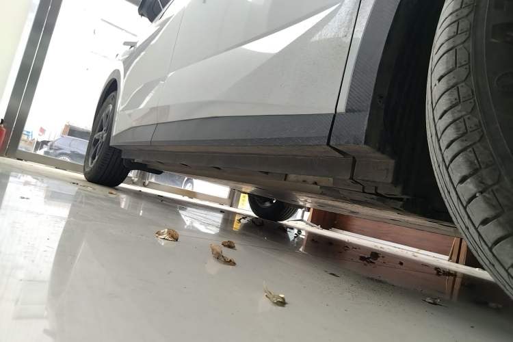 Used Venucia VX6 2025 Large Flat-Layout 520 Pro Right Side Sill