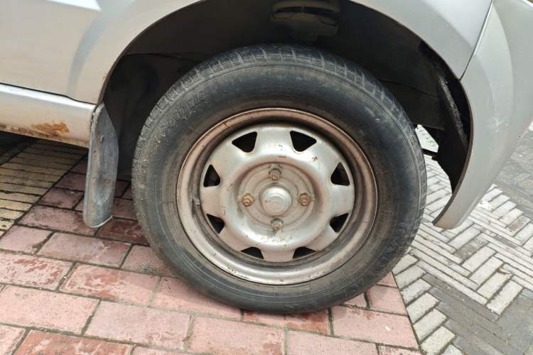 Used Victory V1 2014 1.2L Comfort Model Right Front Wheel Hub