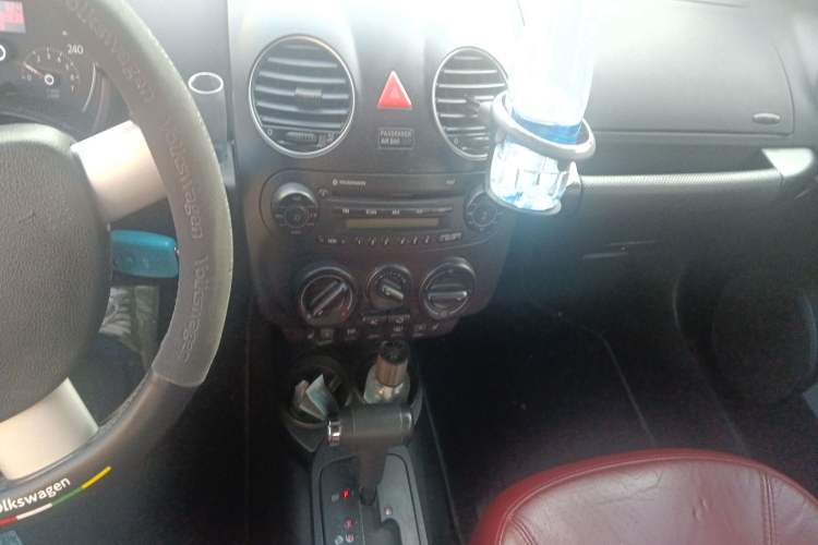 Used Volkswagen Beetle 2006 2.0 Convertible Luxury Edition Audio And AC Panel
