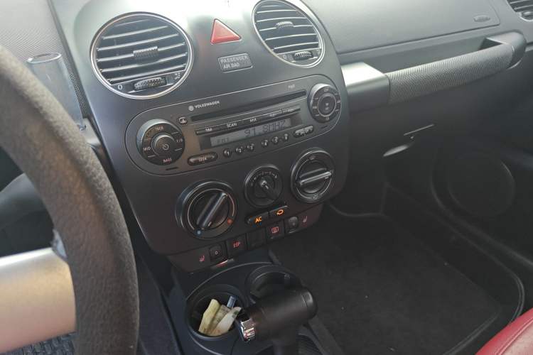 Used Volkswagen Beetle 2008 2.0 AT Top-Trim Version Audio And AC Panel