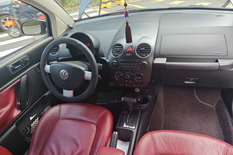 Used Volkswagen Beetle 2008 2.0 AT Top-Trim Version Center Console