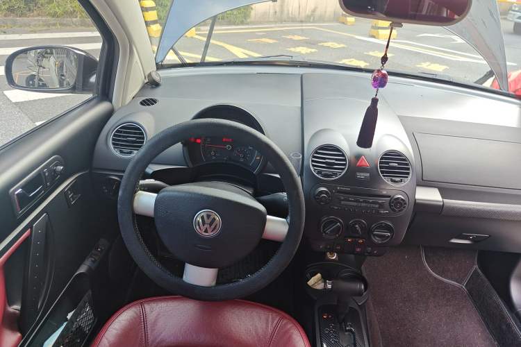 Used Volkswagen Beetle 2008 2.0 AT Top-Trim Version Steering Wheel