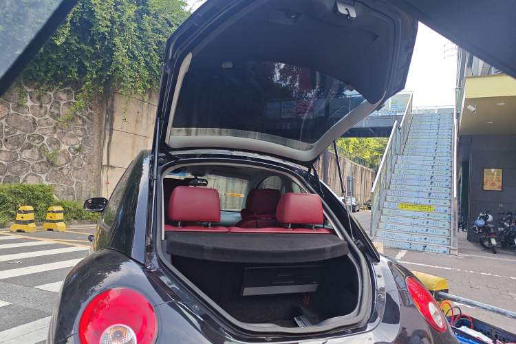 Used Volkswagen Beetle 2008 2.0 AT Top-Trim Version Trunk