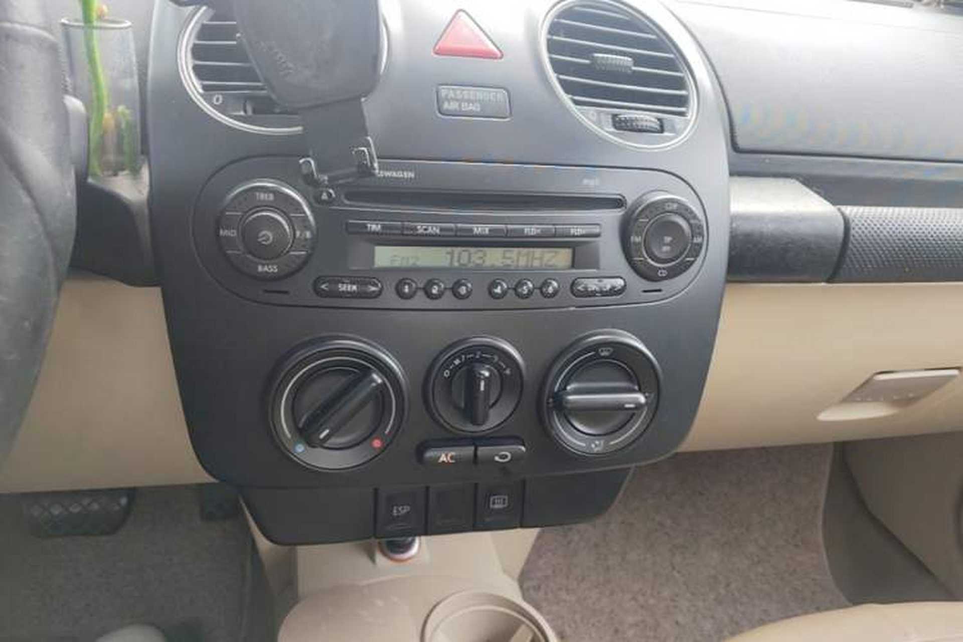 Used Volkswagen Beetle 2008 2.0 AT Standard Edition Audio And AC Panel
