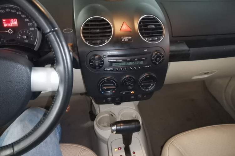Used Volkswagen Beetle 2008 2.0 AT Standard Edition Audio And AC Panel