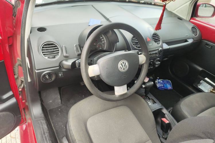 Used Volkswagen Beetle 2008 2.0 AT Top-Trim Version Center Console