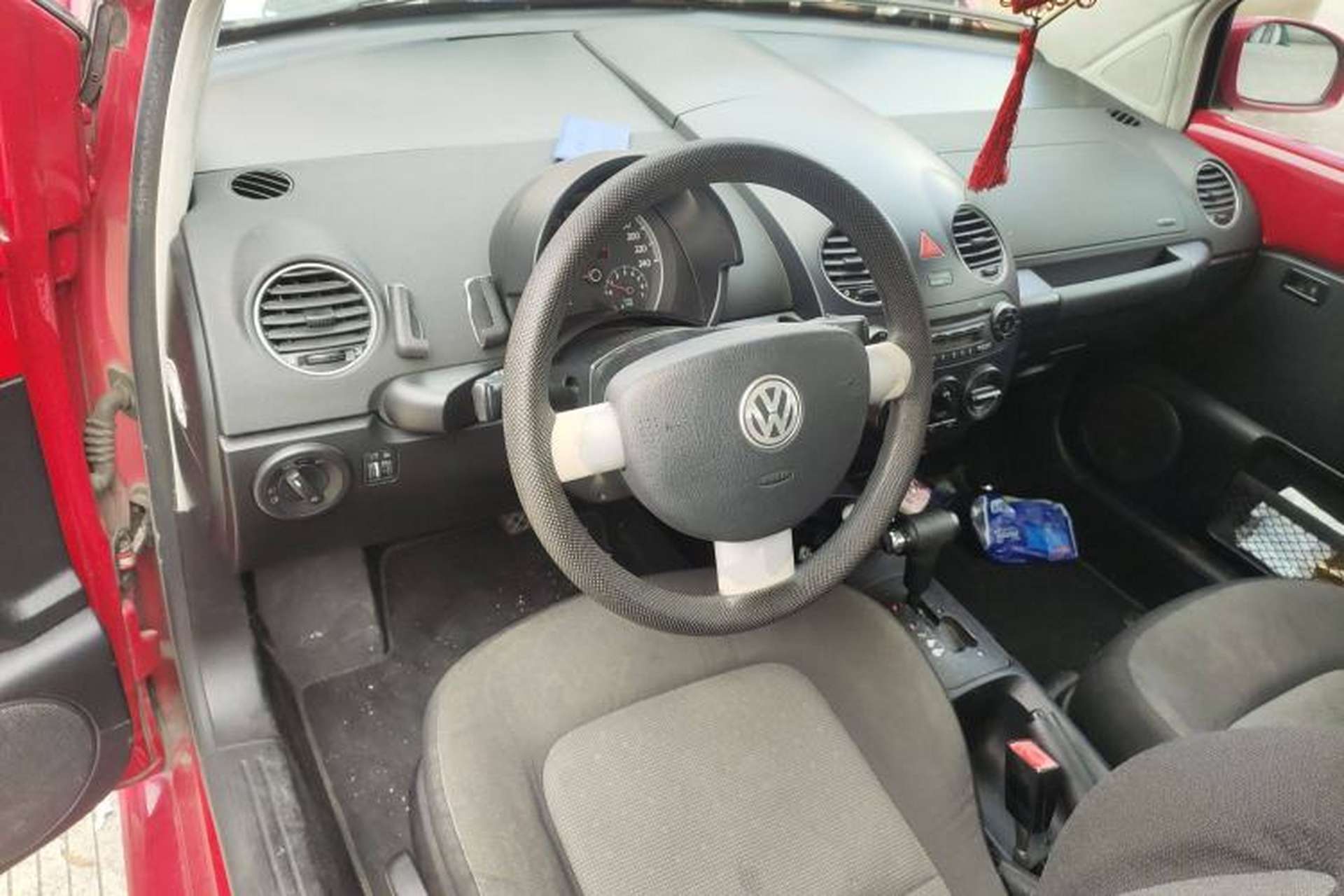Used Volkswagen Beetle 2008 2.0 AT Top-Trim Version Center Console