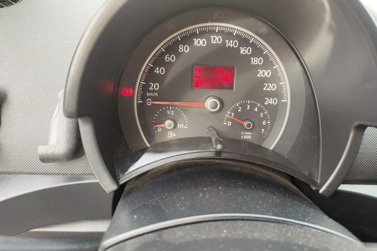 Used Volkswagen Beetle 2008 2.0 AT Top-Trim Version Odometer Close Up