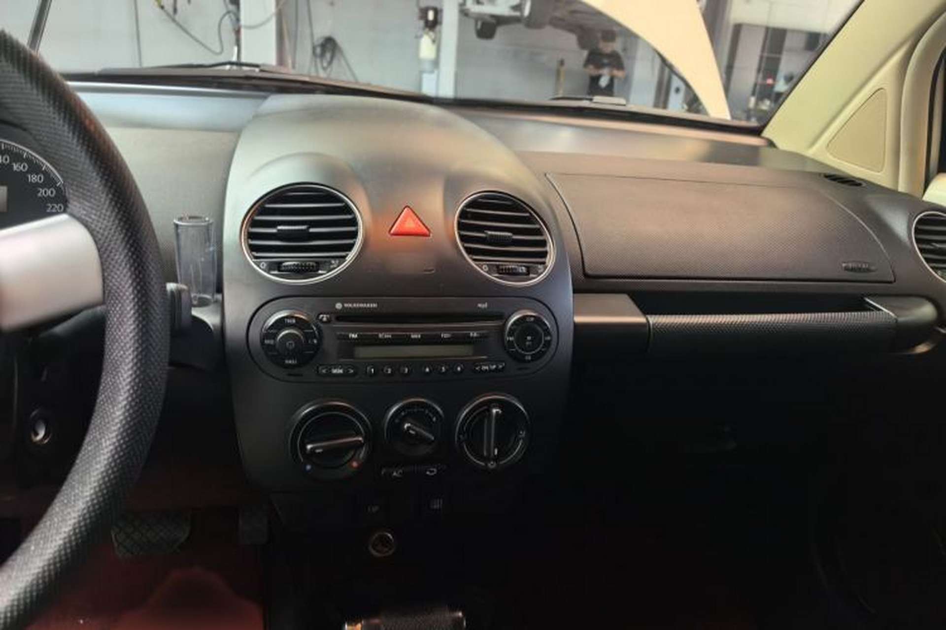 Used Volkswagen Beetle 2008 2.0 AT Standard Edition Audio And AC Panel