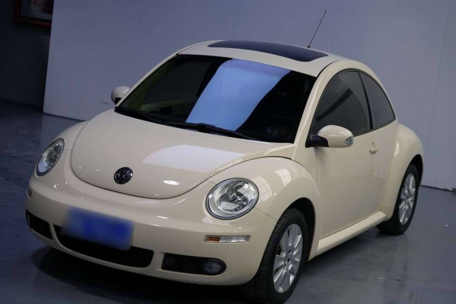 Used Volkswagen Beetle 2008 2.0 AT Standard Edition Front Left 45 Deg
