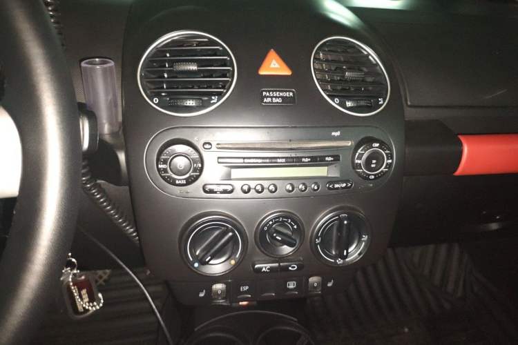 Used Volkswagen Beetle 2009 2.0 AT Top-Trim Convertible Audio And AC Panel