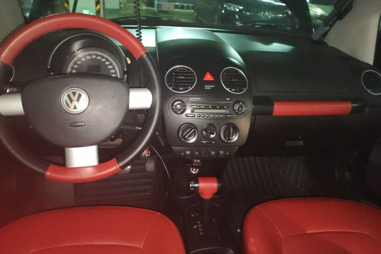 Used Volkswagen Beetle 2009 2.0 AT Top-Trim Convertible Center Console