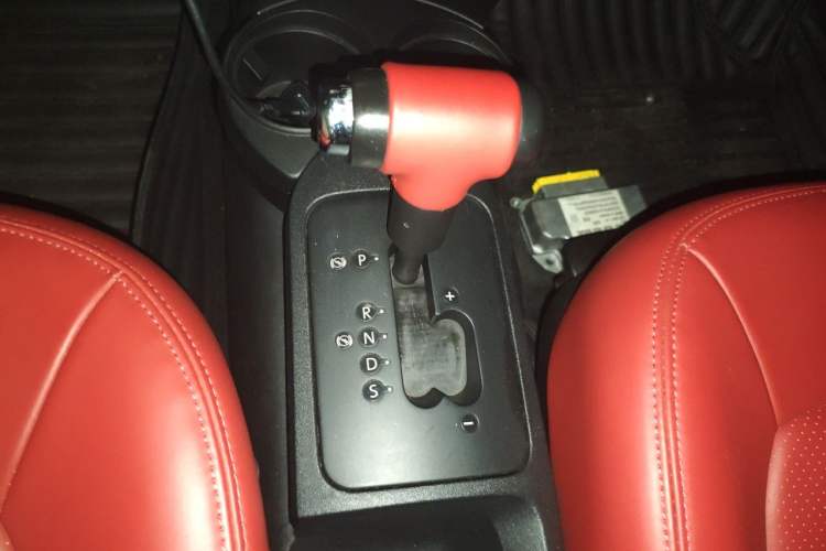 Used Volkswagen Beetle 2009 2.0 AT Top-Trim Convertible Gear Lever