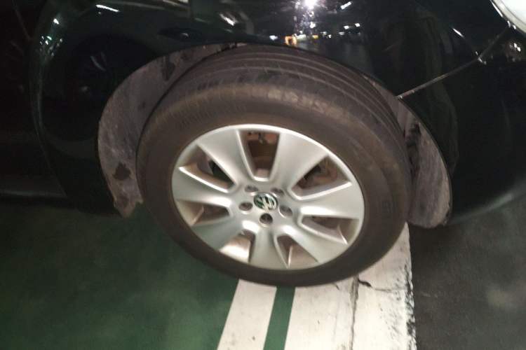 Used Volkswagen Beetle 2009 2.0 AT Top-Trim Convertible Right Front Wheel Hub